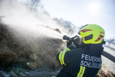 Großeinsatz der Feuerwehr bei Brand eines landwirtschaftlichen Anwesens in Schlüsslberg 35.jpg