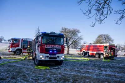 Großeinsatz der Feuerwehr bei Brand eines landwirtschaftlichen Anwesens in Schlüsslberg 38.jpg