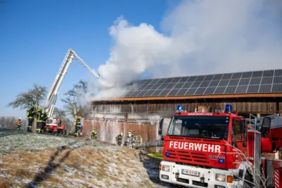 Großeinsatz der Feuerwehr bei Brand eines landwirtschaftlichen Anwesens in Schlüsslberg 4.jpg