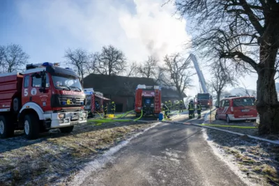 Großeinsatz der Feuerwehr bei Brand eines landwirtschaftlichen Anwesens in Schlüsslberg 44.jpg