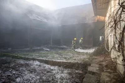 Großeinsatz der Feuerwehr bei Brand eines landwirtschaftlichen Anwesens in Schlüsslberg 56.jpg