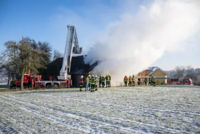 Großeinsatz der Feuerwehr bei Brand eines landwirtschaftlichen Anwesens in Schlüsslberg 7.jpg