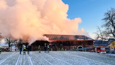 Großeinsatz der Feuerwehr bei Brand eines landwirtschaftlichen Anwesens in Schlüsslberg TEAM-202401210711-032.jpg