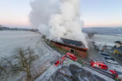 Großeinsatz der Feuerwehr bei Brand eines landwirtschaftlichen Anwesens in Schlüsslberg TEAM-2024012107430172-004.jpg