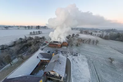 Großeinsatz der Feuerwehr bei Brand eines landwirtschaftlichen Anwesens in Schlüsslberg TEAM-202401210750-005.jpg