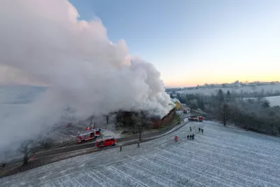 Großeinsatz der Feuerwehr bei Brand eines landwirtschaftlichen Anwesens in Schlüsslberg TEAM-202401210754-007.jpg