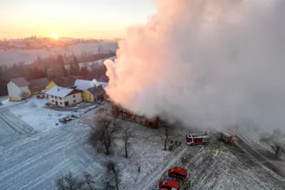 Großeinsatz der Feuerwehr bei Brand eines landwirtschaftlichen Anwesens in Schlüsslberg TEAM-2024012107570180-008.jpg