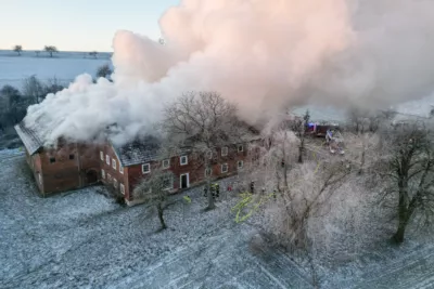 Großeinsatz der Feuerwehr bei Brand eines landwirtschaftlichen Anwesens in Schlüsslberg TEAM-2024012108000186-012.jpg