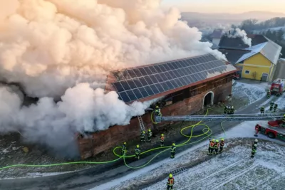 Großeinsatz der Feuerwehr bei Brand eines landwirtschaftlichen Anwesens in Schlüsslberg TEAM-202401210808-019.jpg