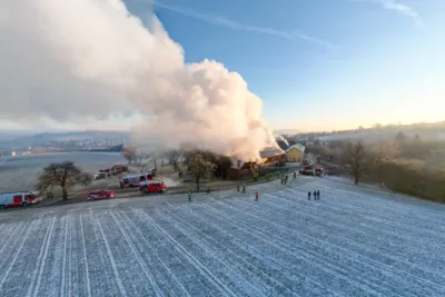 Großeinsatz der Feuerwehr bei Brand eines landwirtschaftlichen Anwesens in Schlüsslberg TEAM-2024012108130199-022.jpg