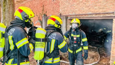 Großeinsatz der Feuerwehr bei Brand eines landwirtschaftlichen Anwesens in Schlüsslberg TEAM-2024012108141200-043.jpg