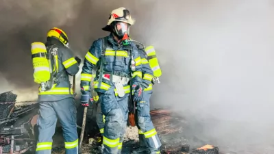 Großeinsatz der Feuerwehr bei Brand eines landwirtschaftlichen Anwesens in Schlüsslberg TEAM-2024012108141203-046.jpg