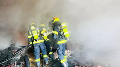 Großeinsatz der Feuerwehr bei Brand eines landwirtschaftlichen Anwesens in Schlüsslberg TEAM-2024012108141205-048.jpg