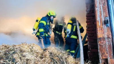 Großeinsatz der Feuerwehr bei Brand eines landwirtschaftlichen Anwesens in Schlüsslberg TEAM-2024012108451281-103.jpg