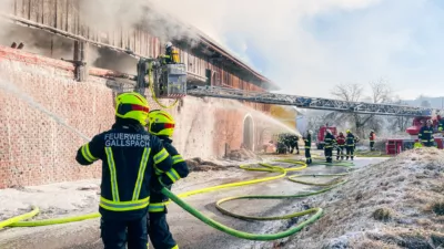 Großeinsatz der Feuerwehr bei Brand eines landwirtschaftlichen Anwesens in Schlüsslberg TEAM-2024012109321304-124.jpg