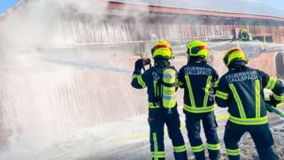 Großeinsatz der Feuerwehr bei Brand eines landwirtschaftlichen Anwesens in Schlüsslberg TEAM-2024012109491313-134.jpg