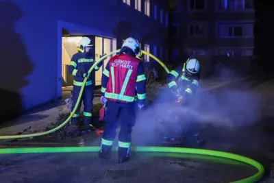 Feuerwehr löscht Containerbrand in Mehrfamilienhaus JURANEK-2024012200071889-001.jpg