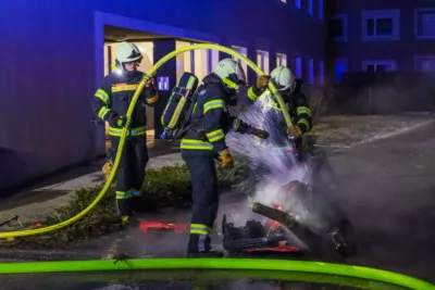 Feuerwehr löscht Containerbrand in Mehrfamilienhaus JURANEK-2024012200081890-002.jpg