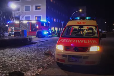 Feuerwehr löscht Containerbrand in Mehrfamilienhaus JURANEK-2024012200111898-006.jpg