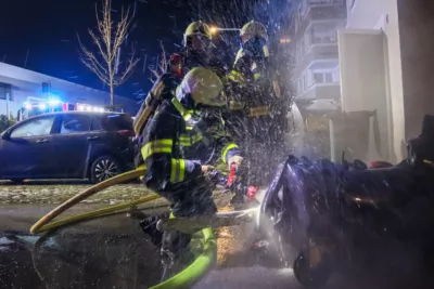 Feuerwehr löscht Containerbrand in Mehrfamilienhaus JURANEK-2024012200111927-004.jpg