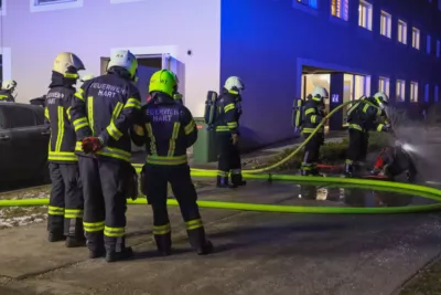 Feuerwehr löscht Containerbrand in Mehrfamilienhaus JURANEK-2024012200121899-007.jpg