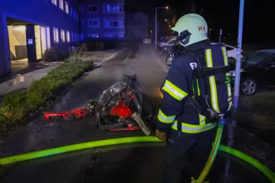 Feuerwehr löscht Containerbrand in Mehrfamilienhaus JURANEK-2024012200121902-008.jpg