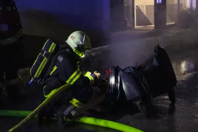 Feuerwehr löscht Containerbrand in Mehrfamilienhaus JURANEK-2024012200181910-011.jpg