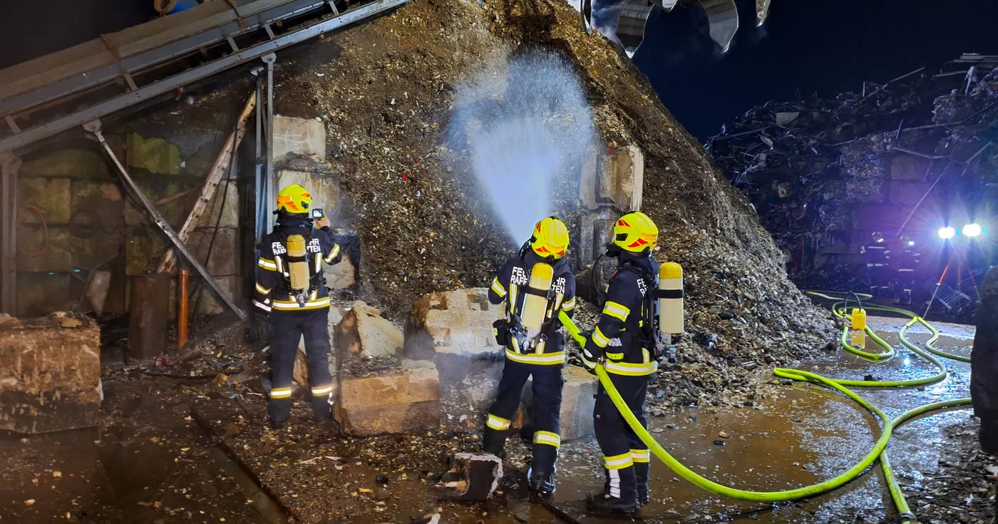 Titelbild: Brand bei Altmetall-Verwertungsunternehmen