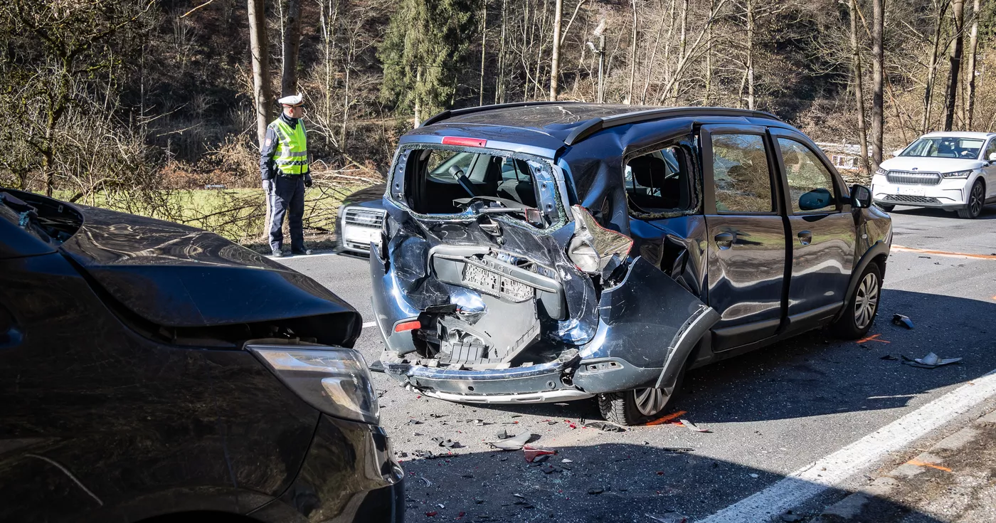 3 Verletzte bei Verkehrsunfall im Haselgraben