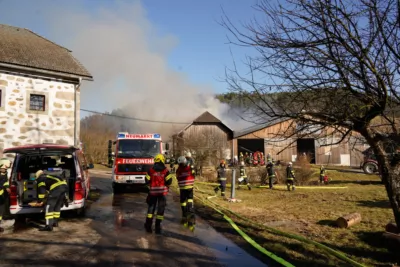 13 Feuerwehren bei Brand in Neumarkt im Mühlkreis im Einsatz PANC-2024013013531-030.jpg