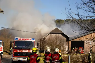 13 Feuerwehren bei Brand in Neumarkt im Mühlkreis im Einsatz PANC-2024013013532-031.jpg