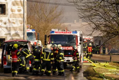 13 Feuerwehren bei Brand in Neumarkt im Mühlkreis im Einsatz PANC-2024013014011-032.jpg