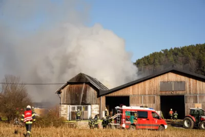 13 Feuerwehren bei Brand in Neumarkt im Mühlkreis im Einsatz PANC-2024013014051-036.jpg