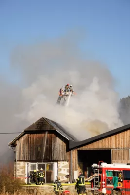 13 Feuerwehren bei Brand in Neumarkt im Mühlkreis im Einsatz PANC-2024013014061-037.jpg