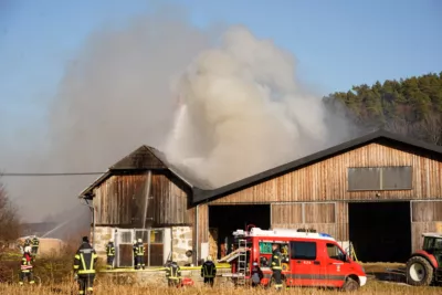 13 Feuerwehren bei Brand in Neumarkt im Mühlkreis im Einsatz PANC-2024013014071-039.jpg