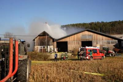 13 Feuerwehren bei Brand in Neumarkt im Mühlkreis im Einsatz PANC-2024013014101-044.jpg