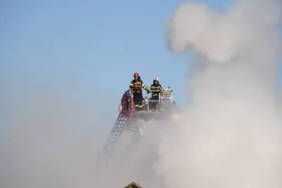 13 Feuerwehren bei Brand in Neumarkt im Mühlkreis im Einsatz PANC-2024013014111-045.jpg