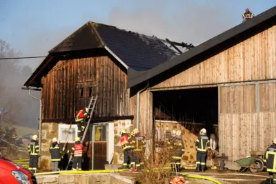 13 Feuerwehren bei Brand in Neumarkt im Mühlkreis im Einsatz PANC-2024013014181-051.jpg