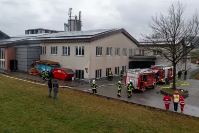 Feuer in Tischlerei fordert Einsatz von 9 Feuerwehren in Kirchham DJI-0659.jpg