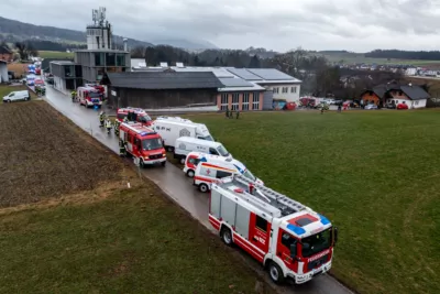 Feuer in Tischlerei fordert Einsatz von 9 Feuerwehren in Kirchham DJI-0661.jpg