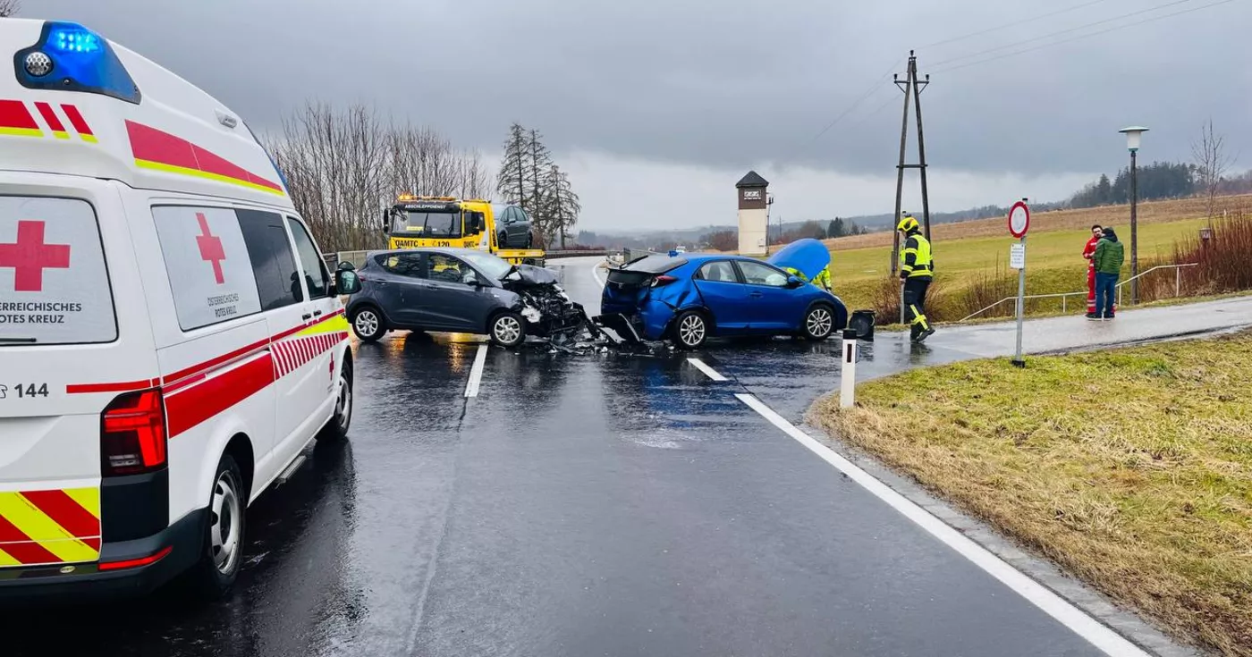 Aufräumarbeiten nach Verkehrsunfall in Gallspach