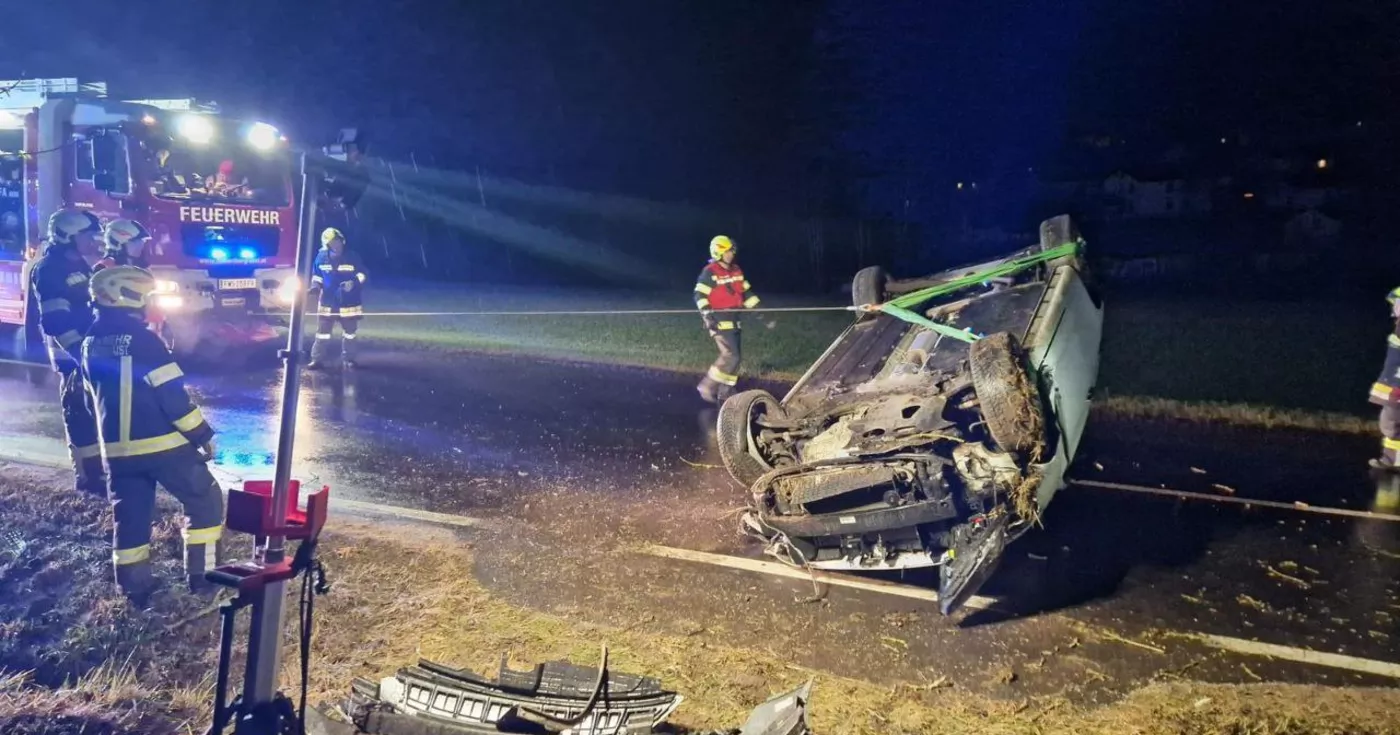 Fahrzeug überschlägt sich auf Gaisbacher Landesstraße