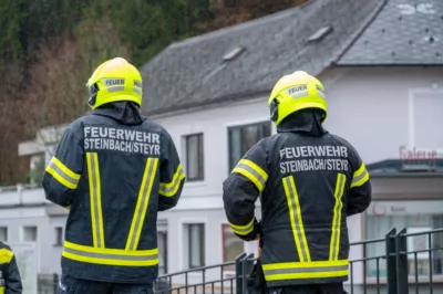 Unbekannte Flüssigkeit in der Steyr - Drei Feuerwehren im Einsatz DSC-2800.jpg