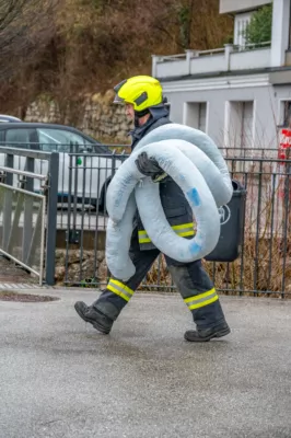 Unbekannte Flüssigkeit in der Steyr - Drei Feuerwehren im Einsatz DSC-2808.jpg