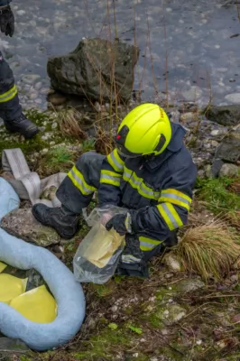 Unbekannte Flüssigkeit in der Steyr - Drei Feuerwehren im Einsatz DSC-2820.jpg