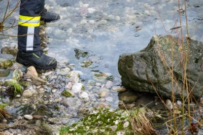 Unbekannte Flüssigkeit in der Steyr - Drei Feuerwehren im Einsatz DSC-2821.jpg