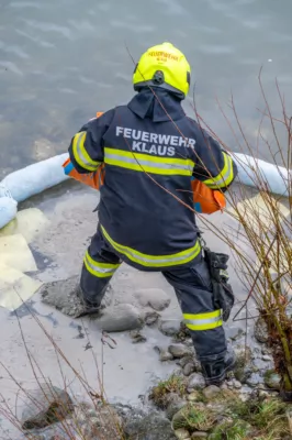 Unbekannte Flüssigkeit in der Steyr - Drei Feuerwehren im Einsatz DSC-2845.jpg