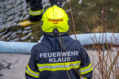 Unbekannte Flüssigkeit in der Steyr - Drei Feuerwehren im Einsatz DSC-2853.jpg