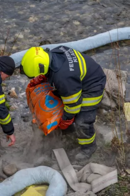 Unbekannte Flüssigkeit in der Steyr - Drei Feuerwehren im Einsatz DSC-2860.jpg