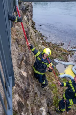 Unbekannte Flüssigkeit in der Steyr - Drei Feuerwehren im Einsatz DSC-2880.jpg